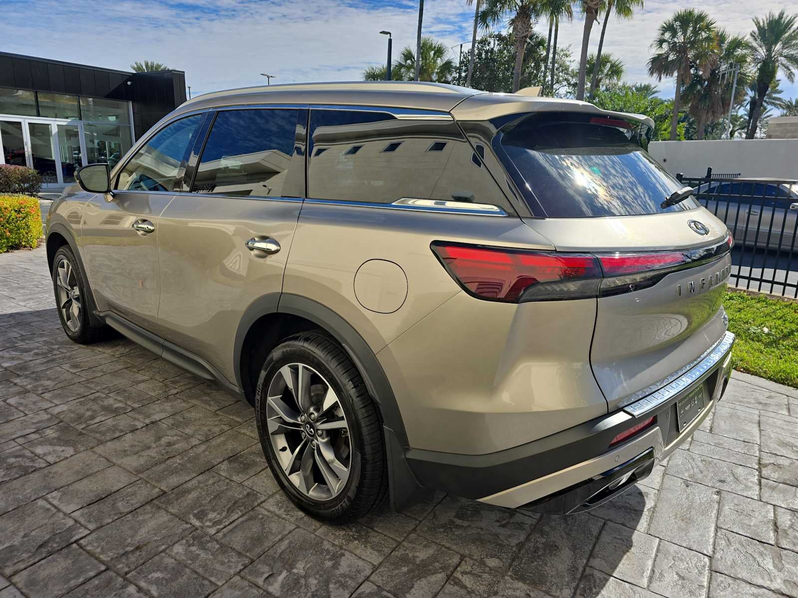 2023 INFINITI QX60 LUXE