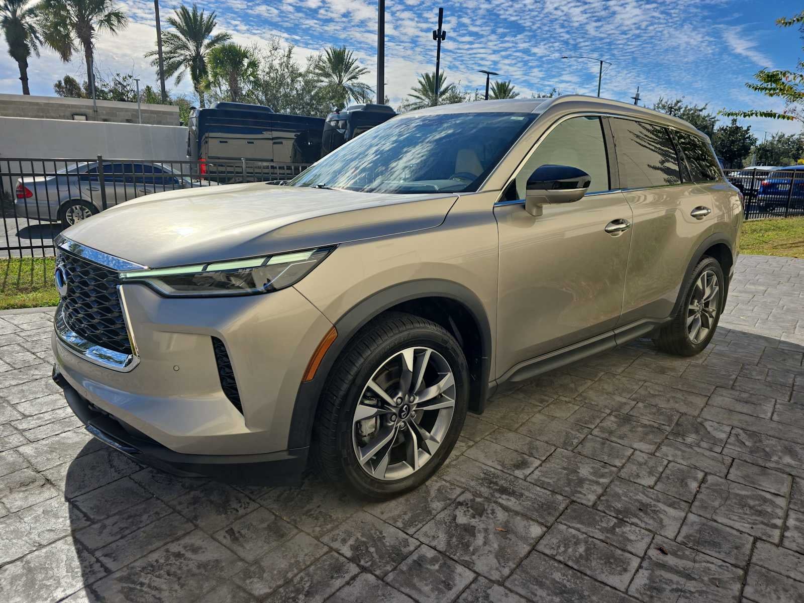 2023 INFINITI QX60 LUXE