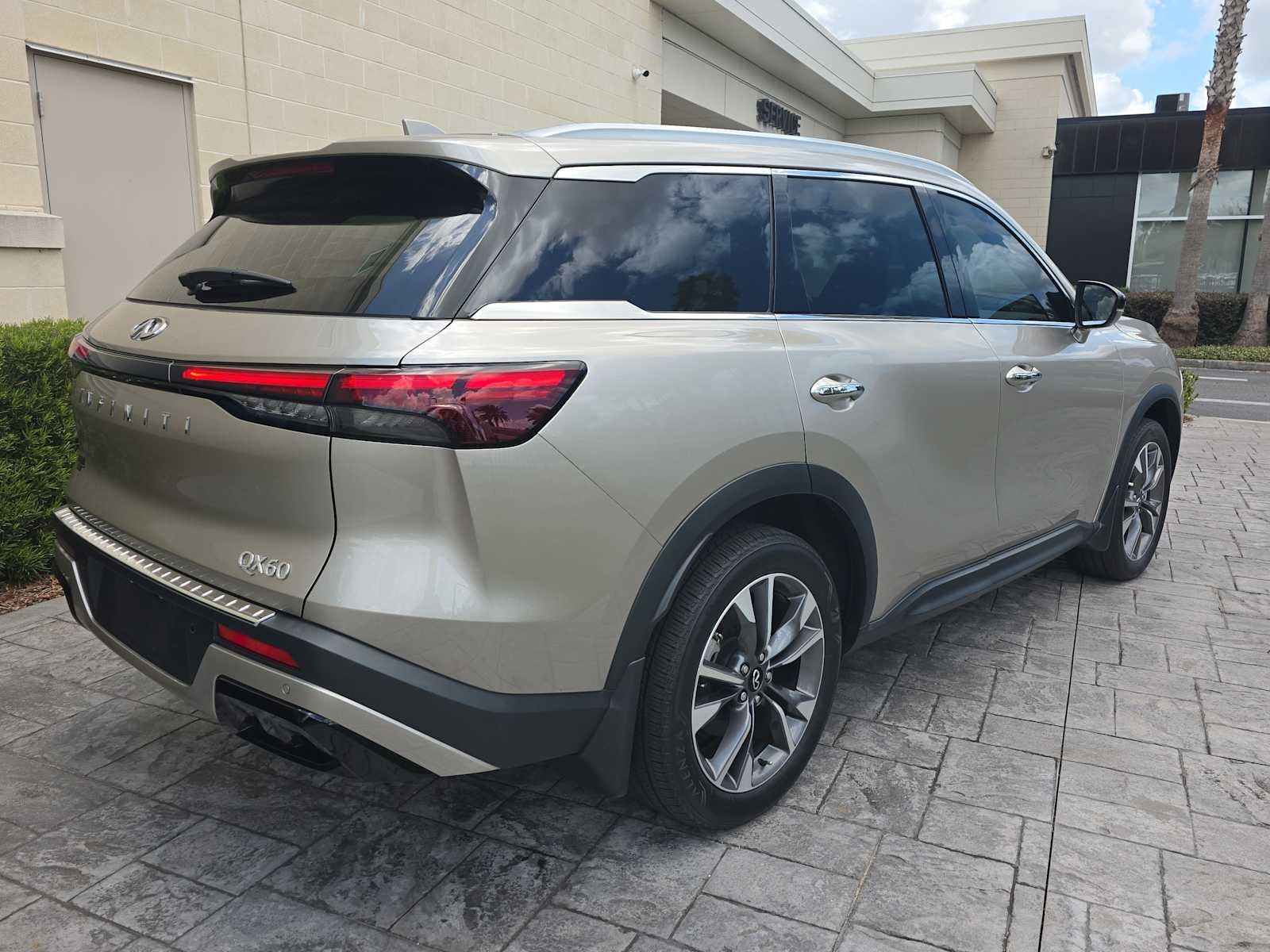 2023 INFINITI QX60 LUXE