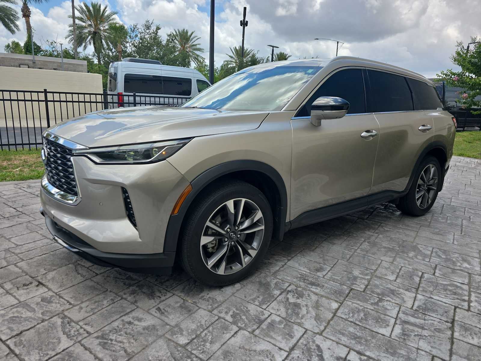 2023 INFINITI QX60 LUXE