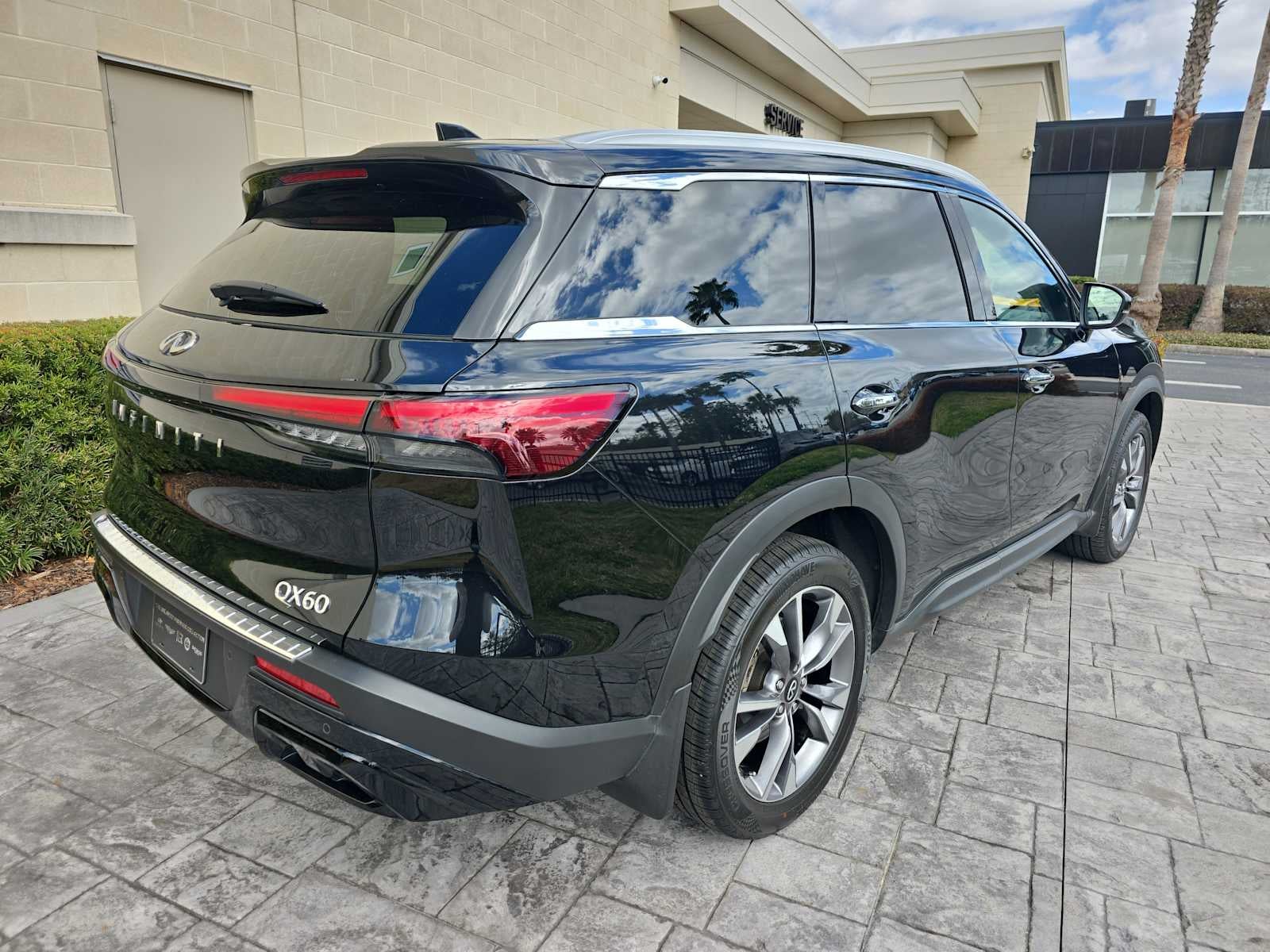 2023 INFINITI QX60 LUXE