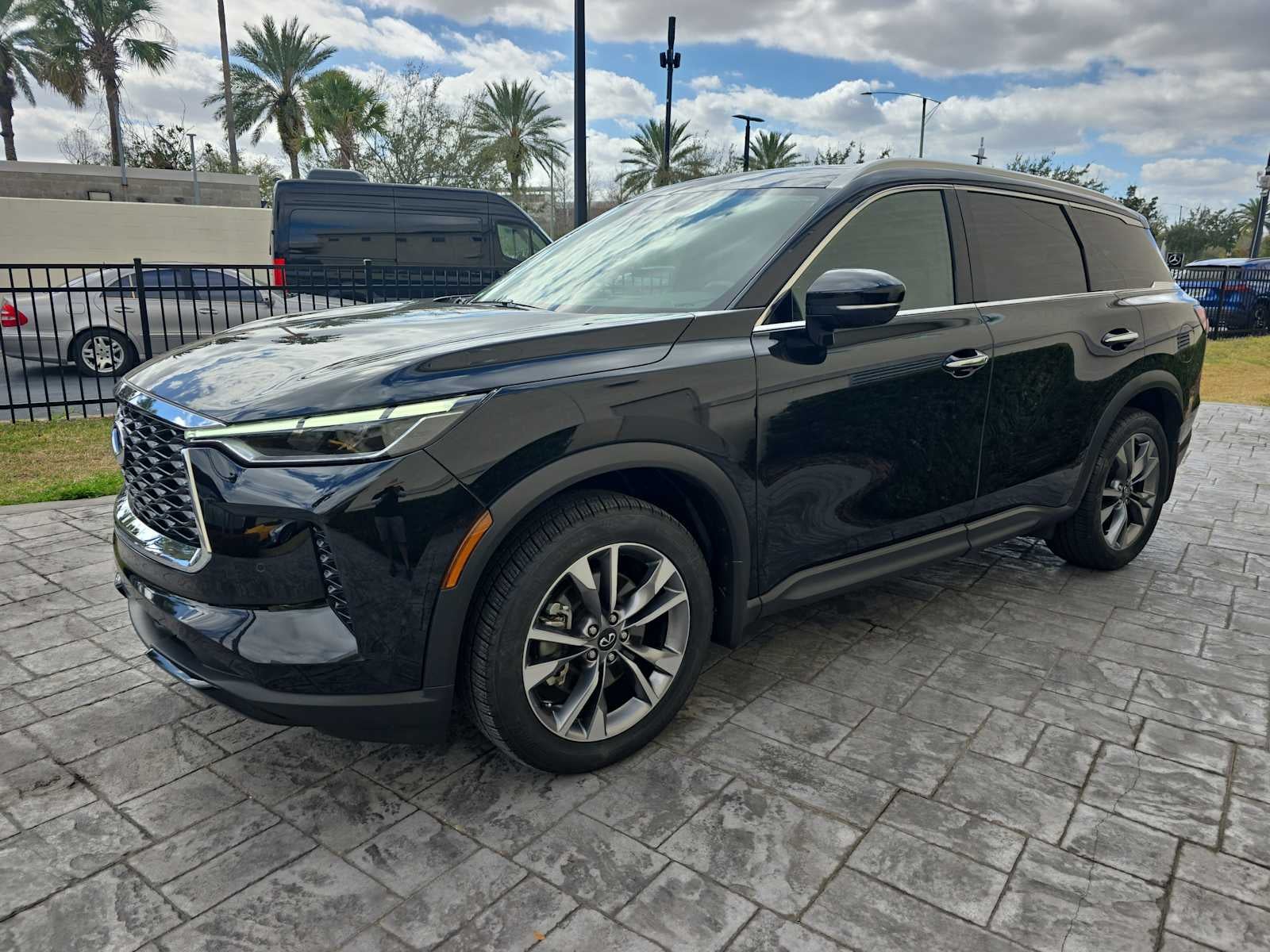 2023 INFINITI QX60 LUXE