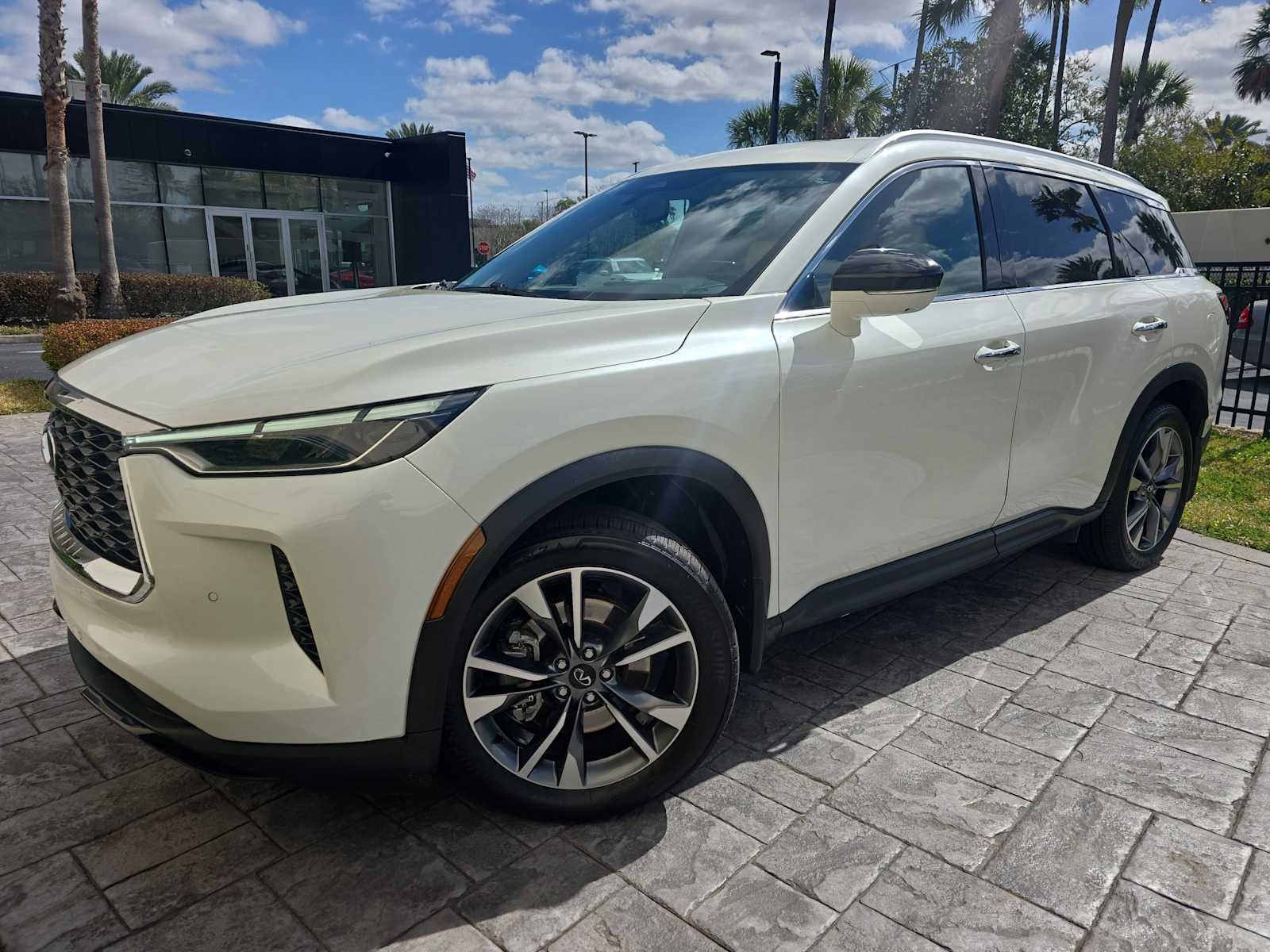 2023 INFINITI QX60 LUXE