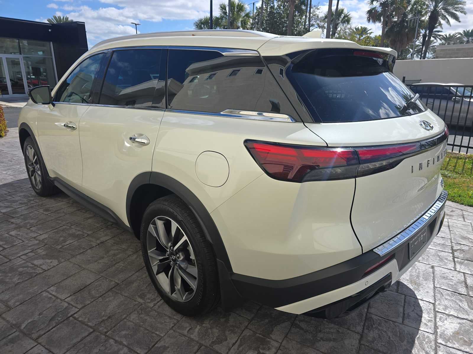 2023 INFINITI QX60 LUXE