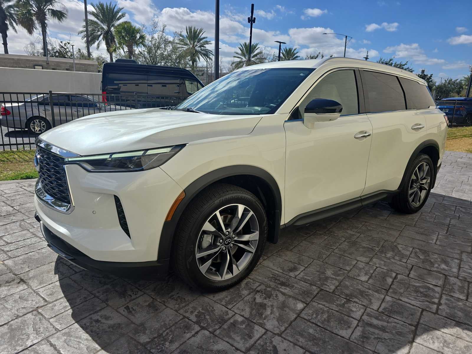 2023 INFINITI QX60 LUXE