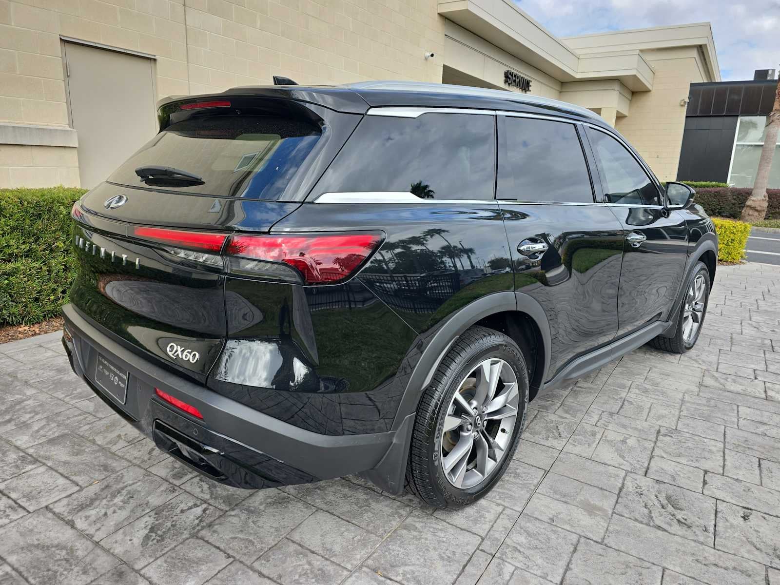 2023 INFINITI QX60 LUXE