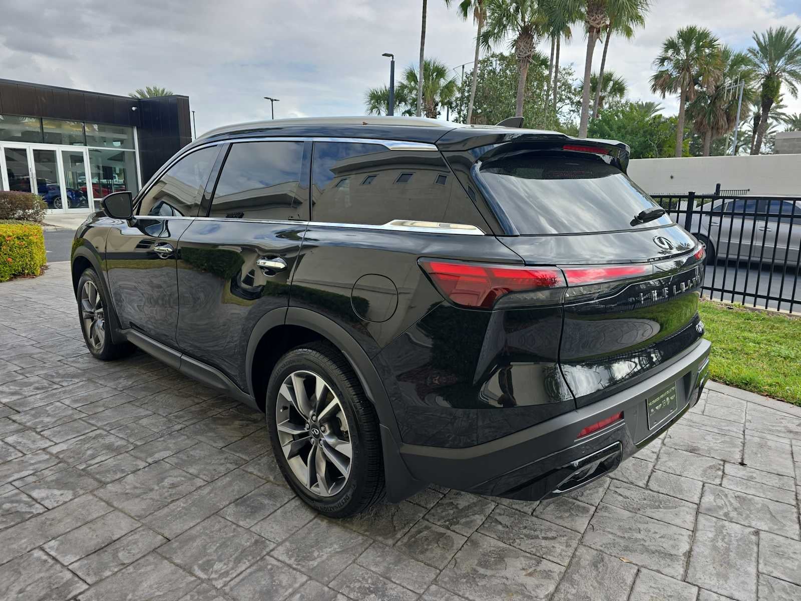 2023 INFINITI QX60 LUXE