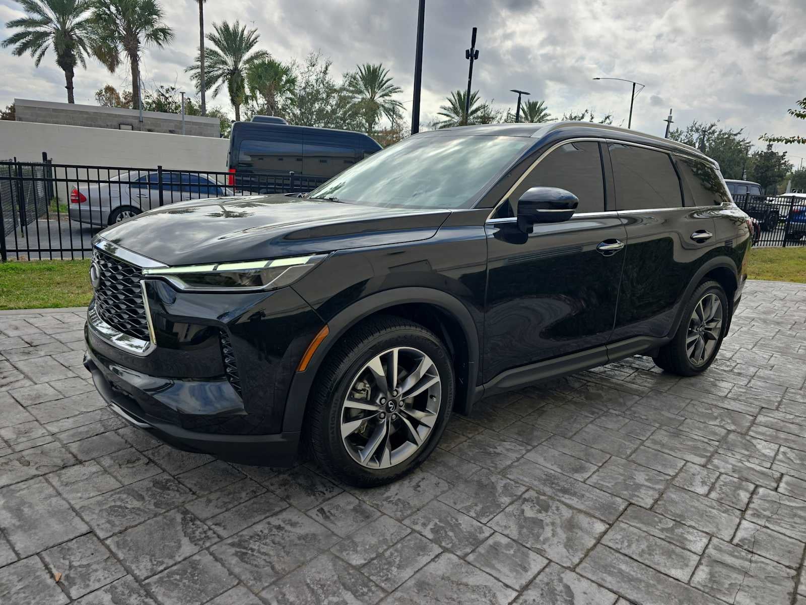 2023 INFINITI QX60 LUXE