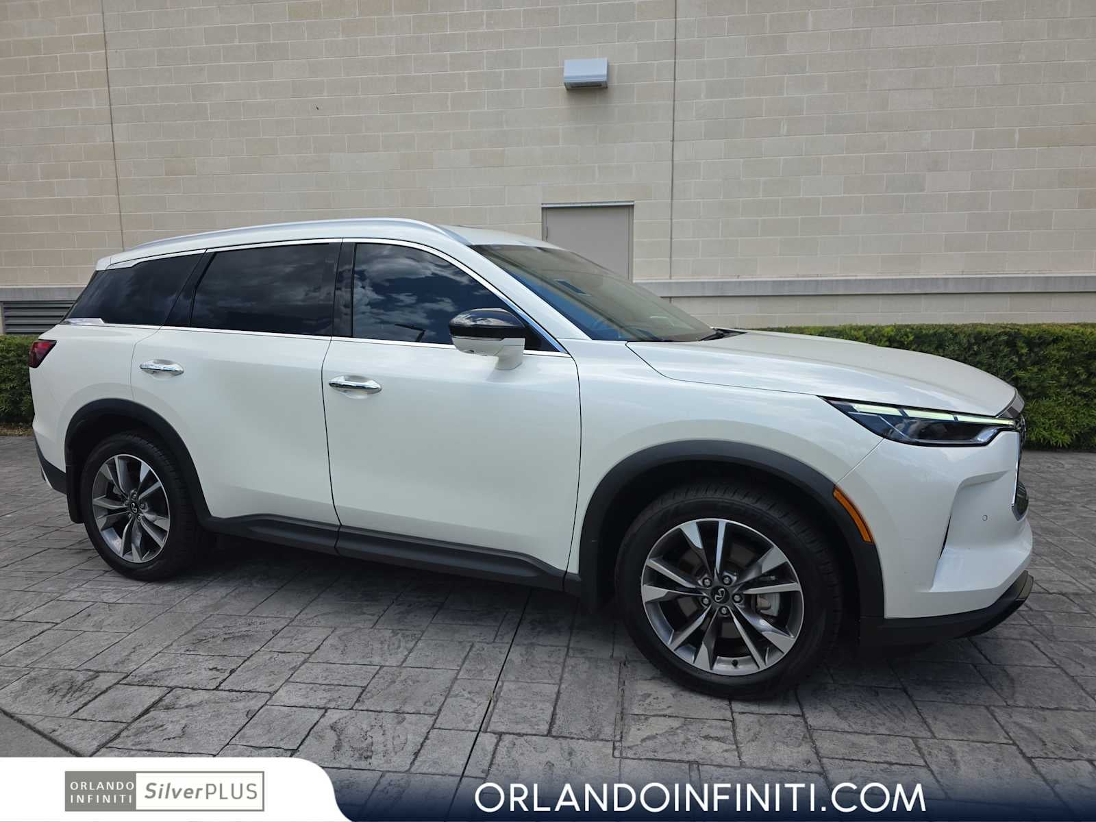 2023 INFINITI QX60 LUXE