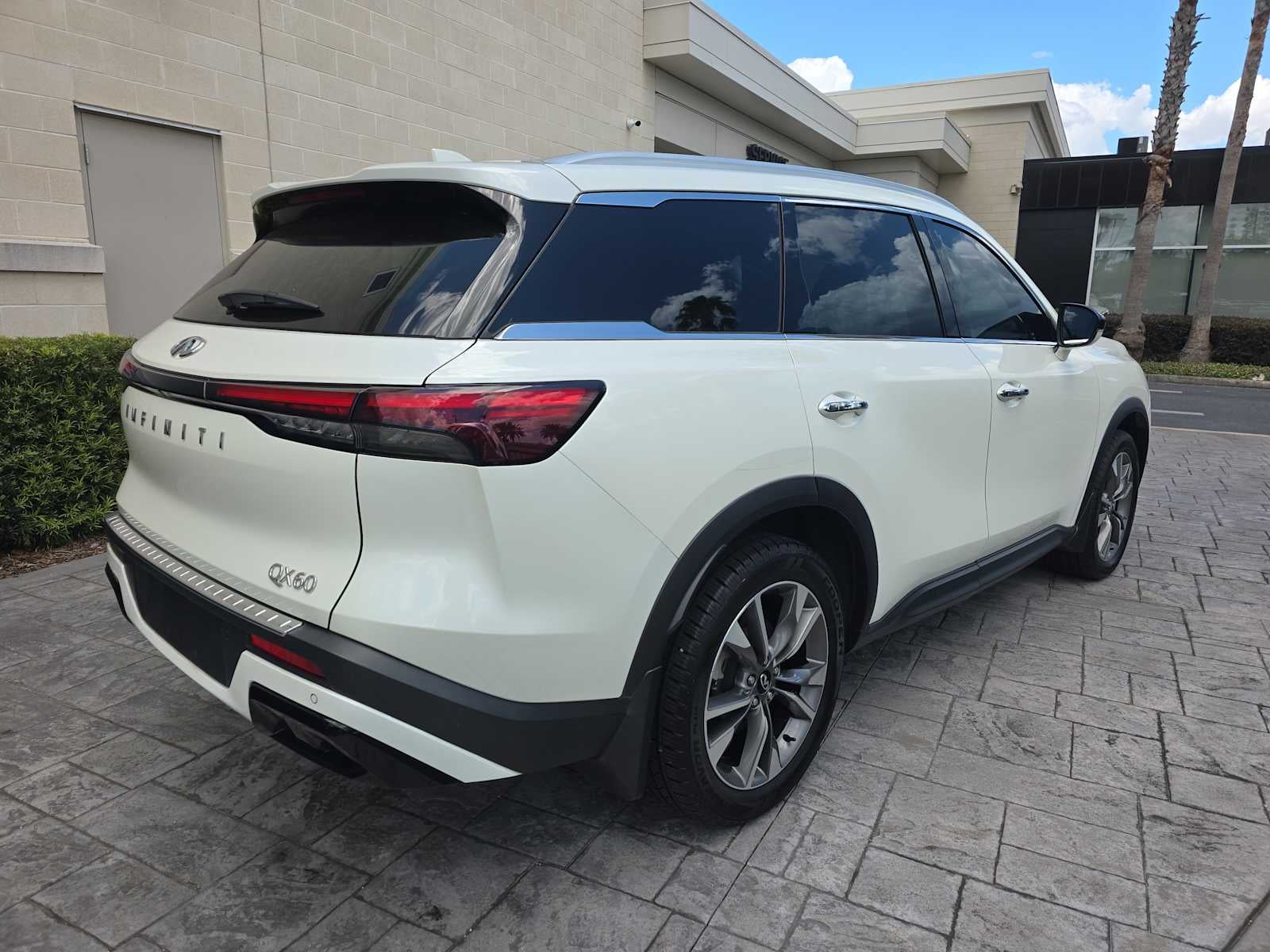 2023 INFINITI QX60 LUXE
