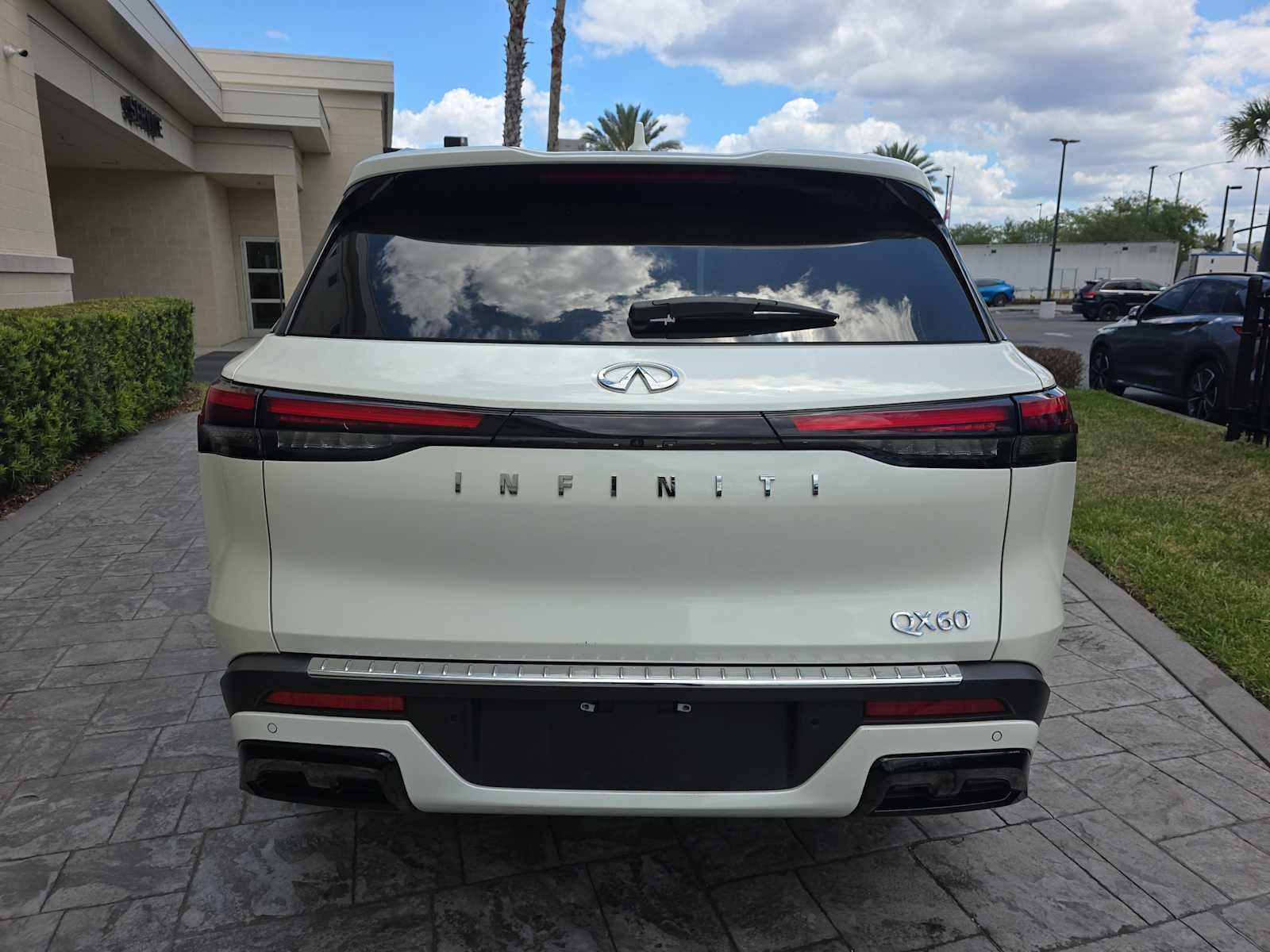 2023 INFINITI QX60 LUXE