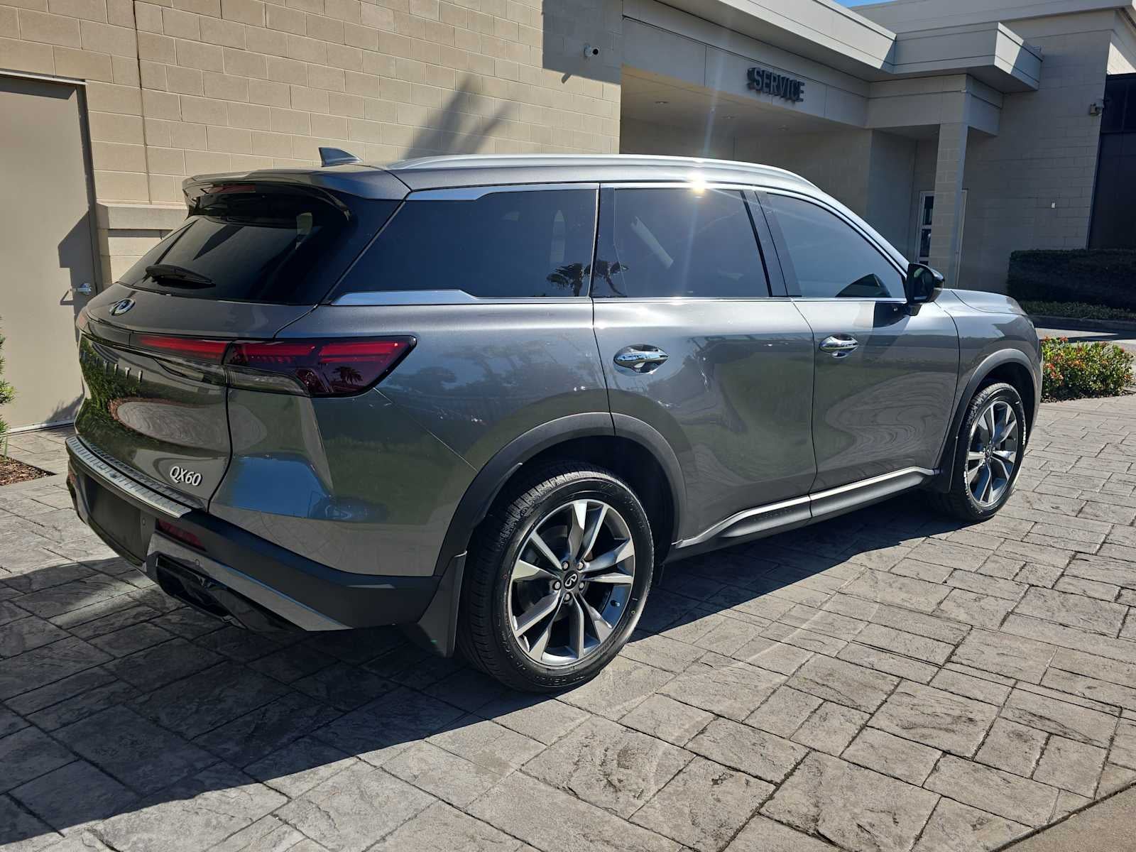 2023 INFINITI QX60 LUXE