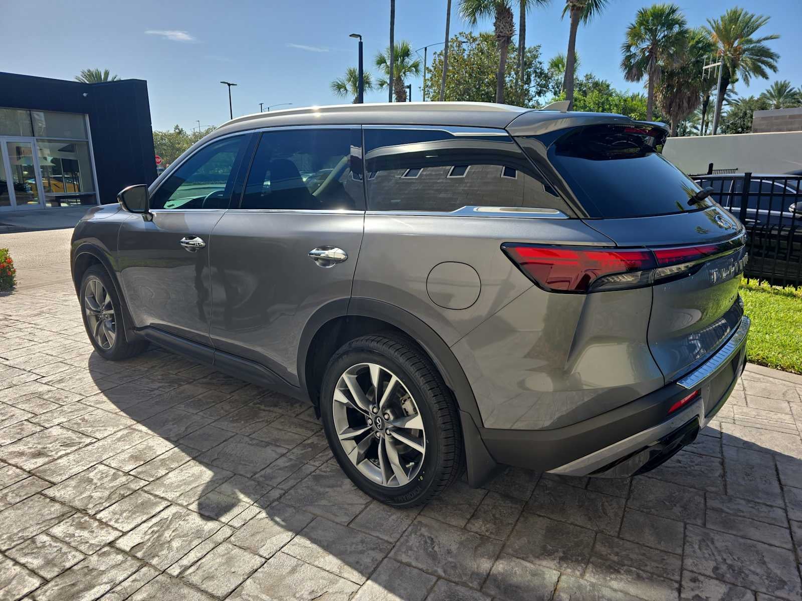 2023 INFINITI QX60 LUXE