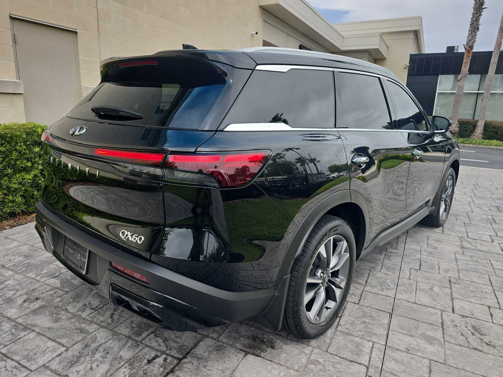 2024 INFINITI QX60 LUXE
