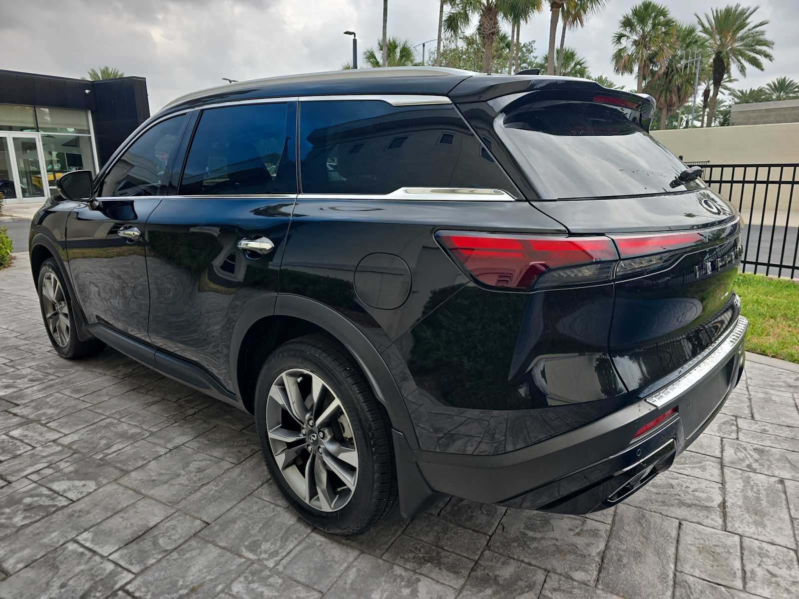 2023 INFINITI QX60 LUXE