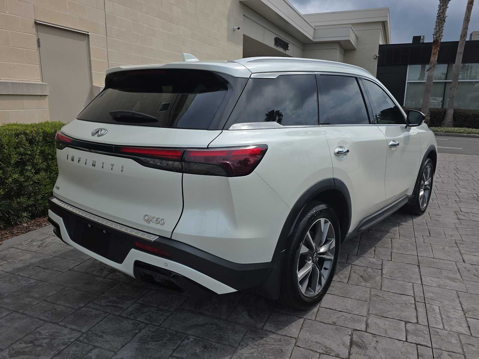 2023 INFINITI QX60 LUXE
