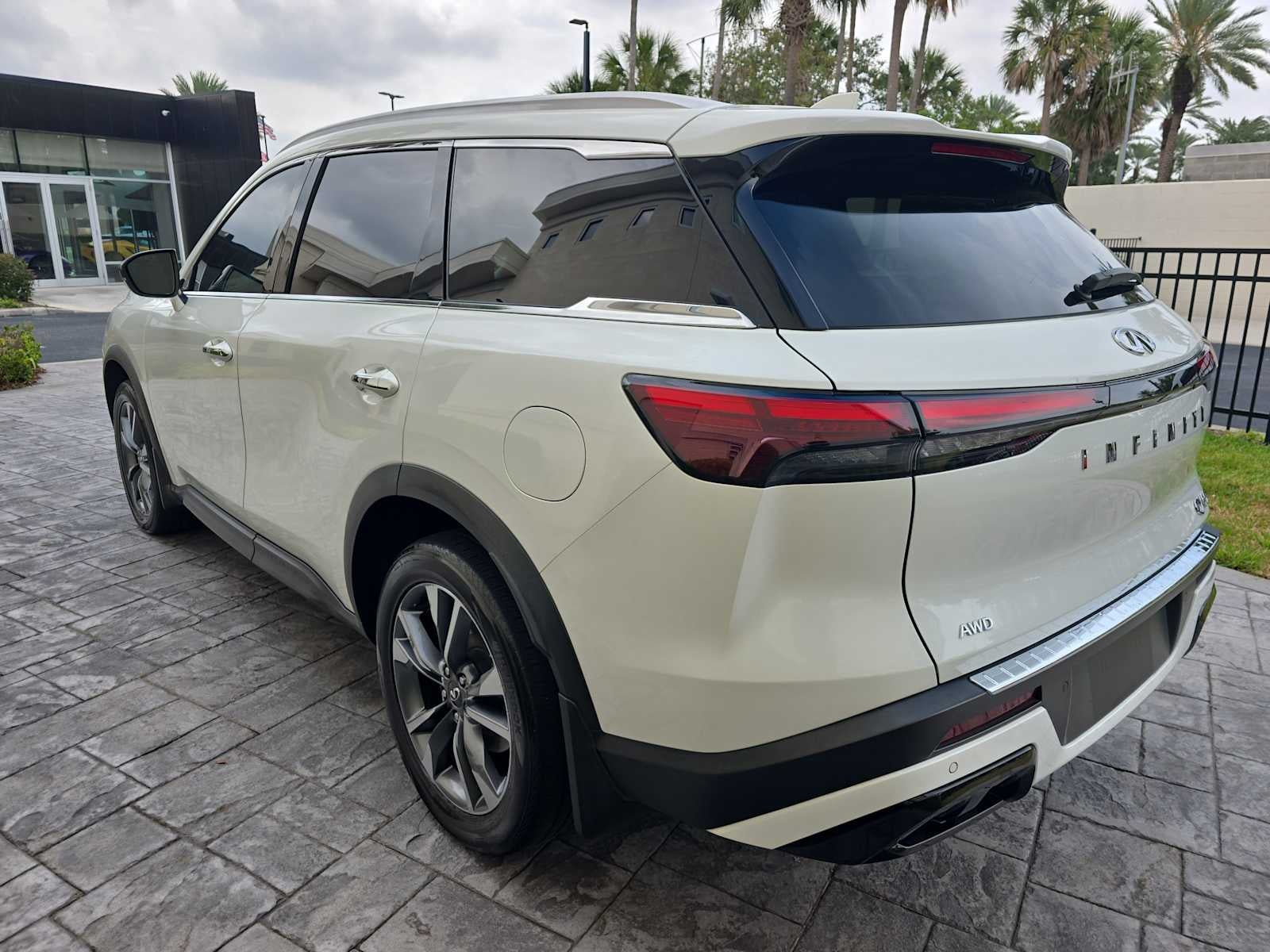 2023 INFINITI QX60 LUXE