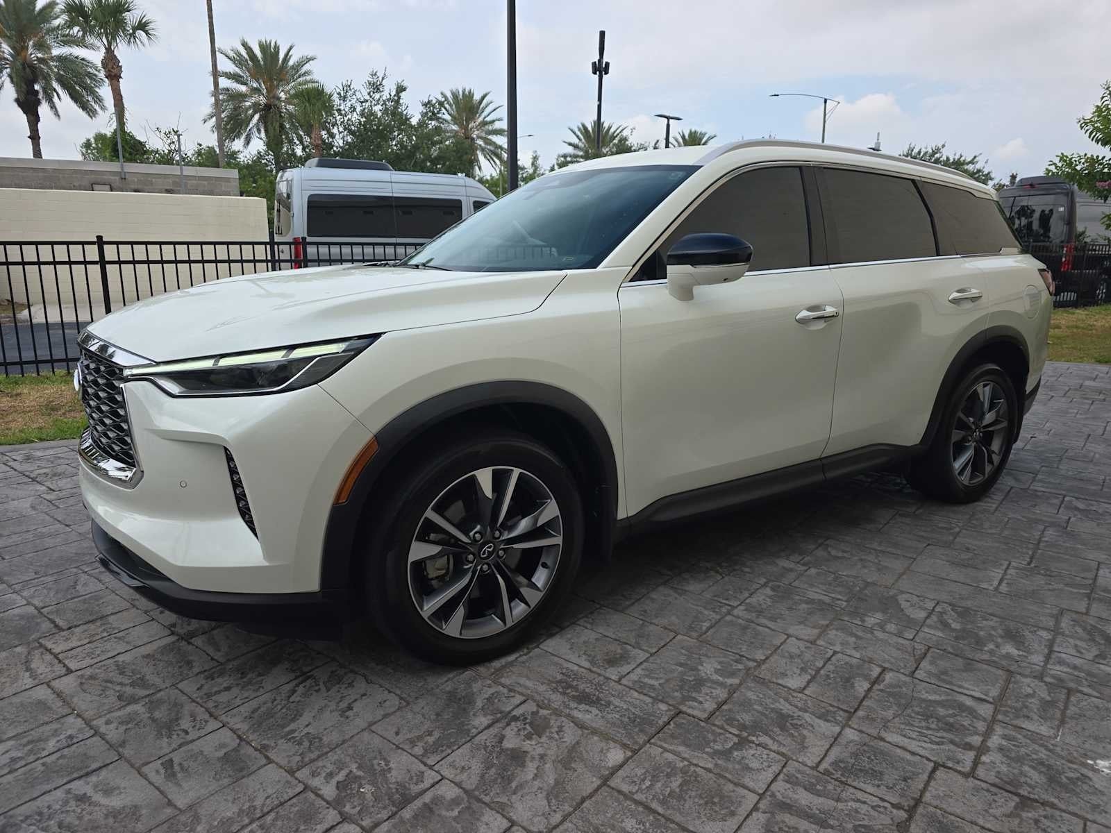 2023 INFINITI QX60 LUXE