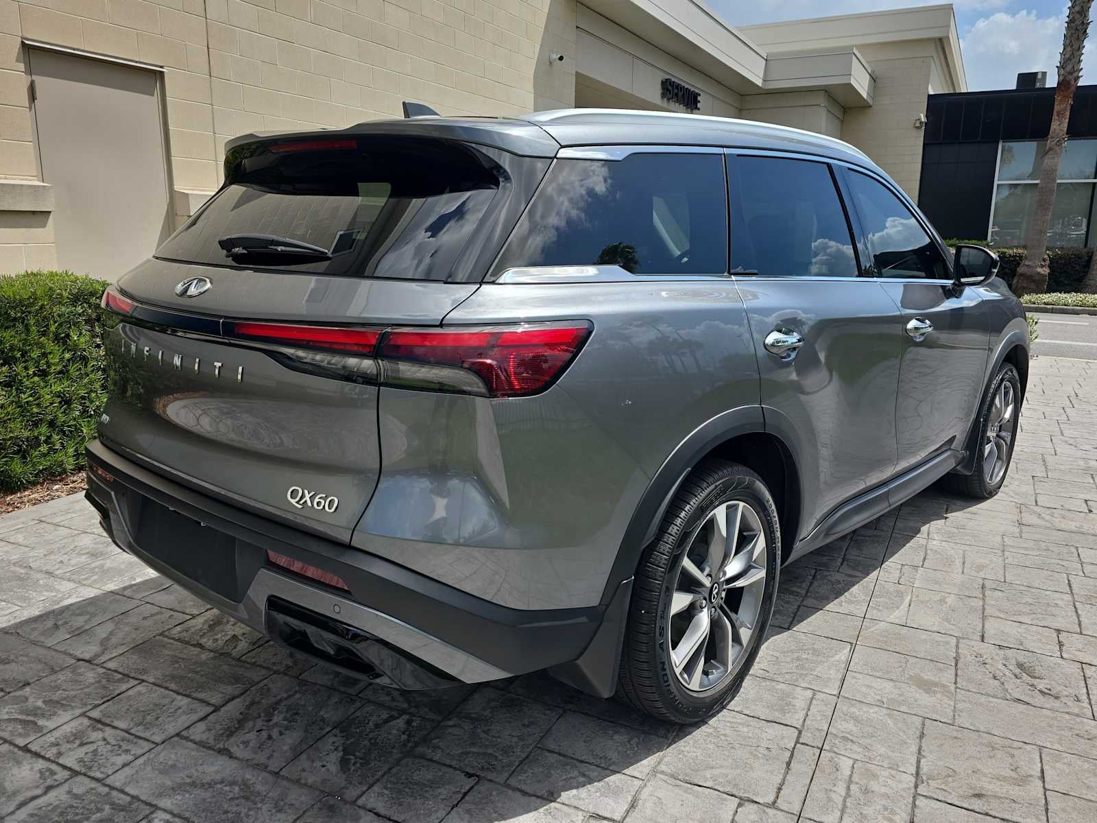 2023 INFINITI QX60 LUXE