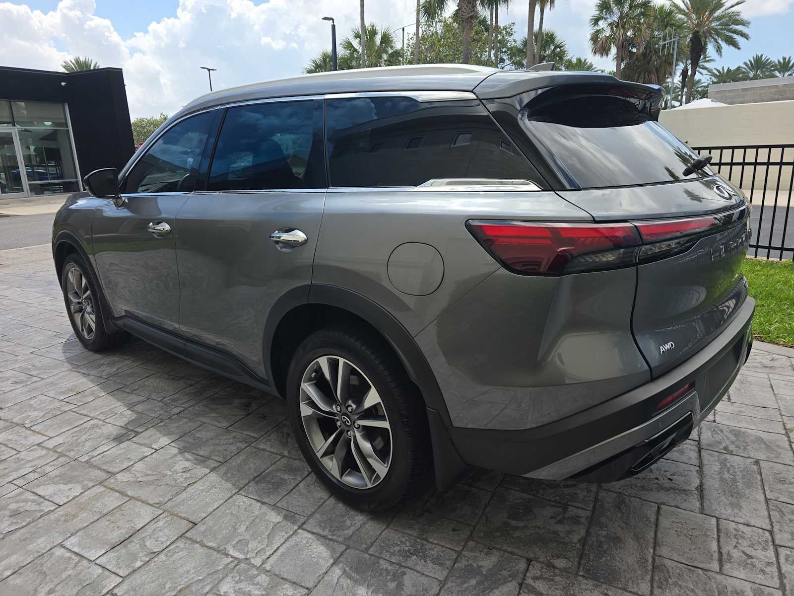 2023 INFINITI QX60 LUXE