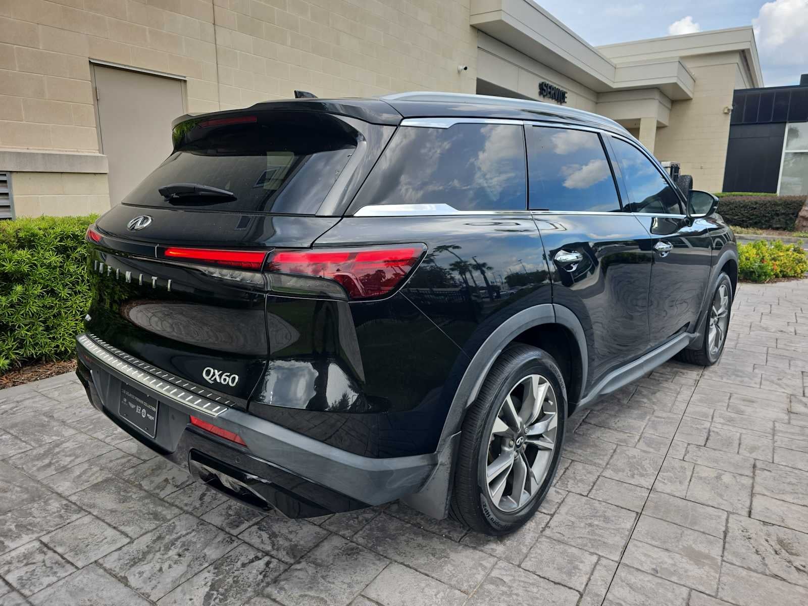 2023 INFINITI QX60 LUXE