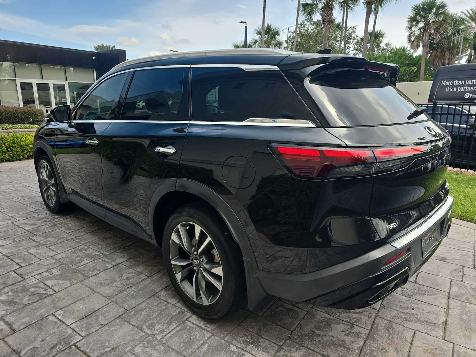 2023 INFINITI QX60 LUXE