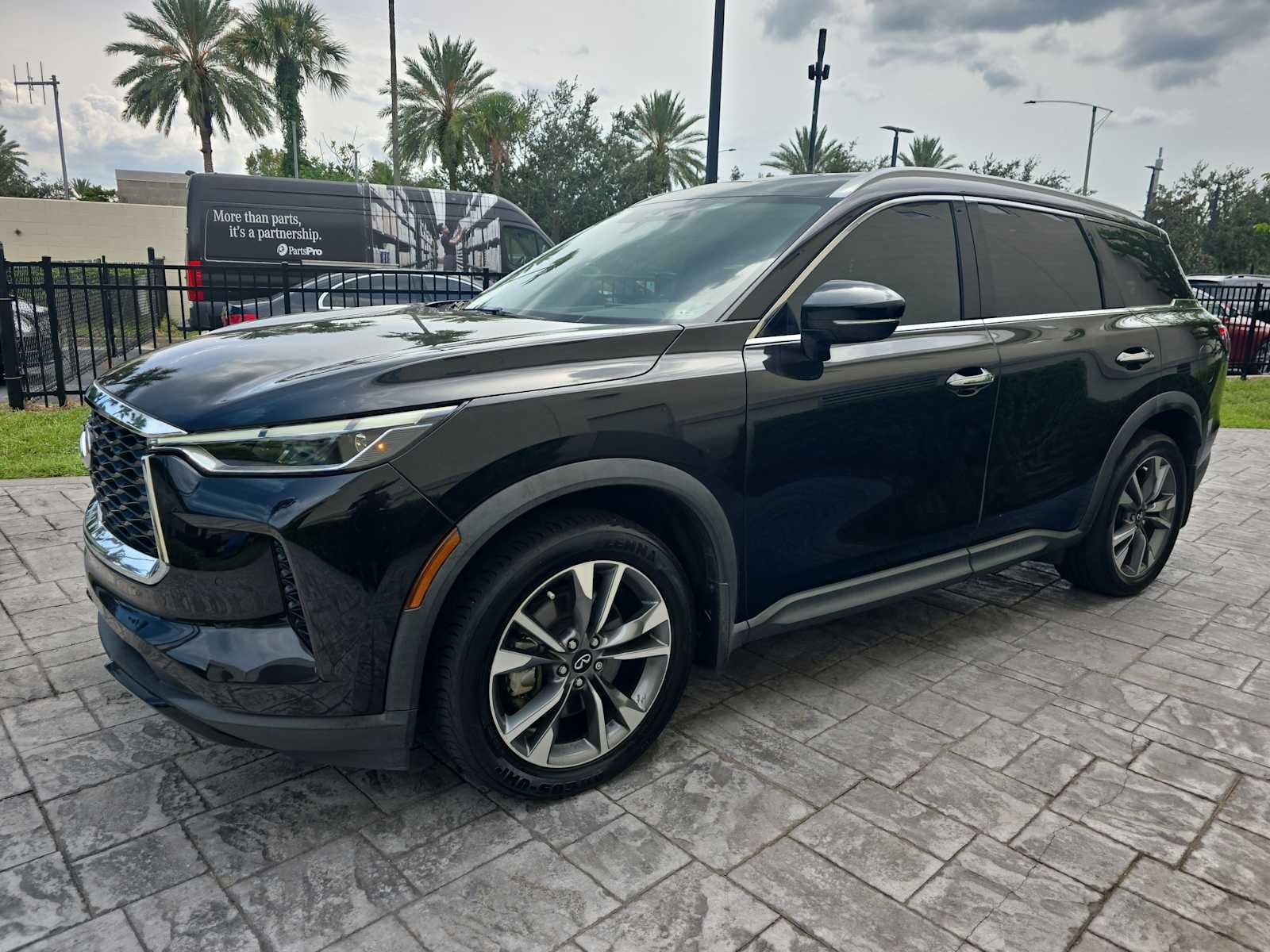 2023 INFINITI QX60 LUXE