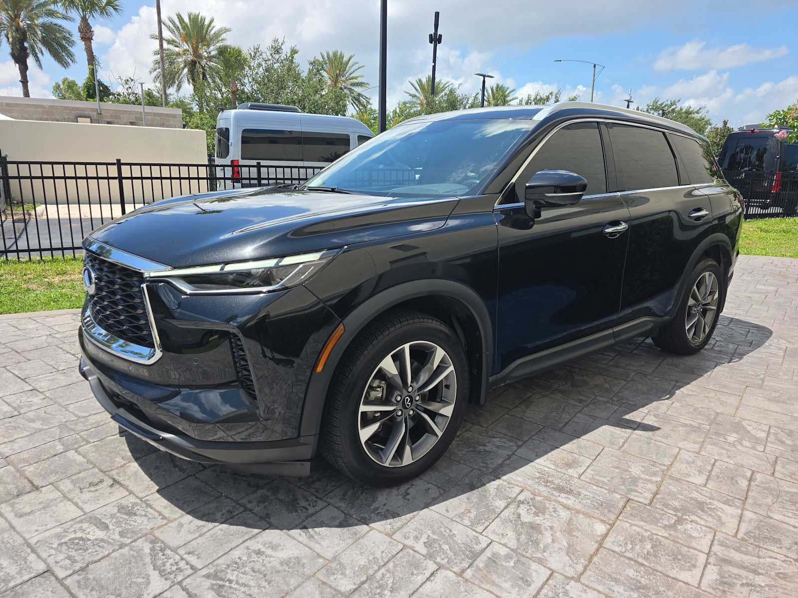 2023 INFINITI QX60 LUXE