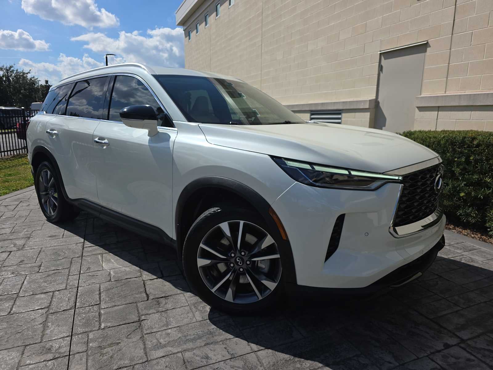 2023 INFINITI QX60 LUXE