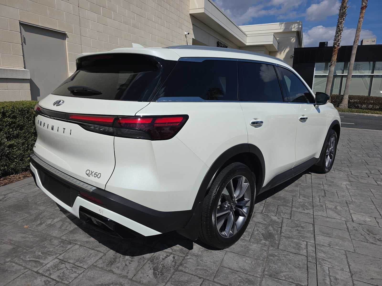 2023 INFINITI QX60 LUXE