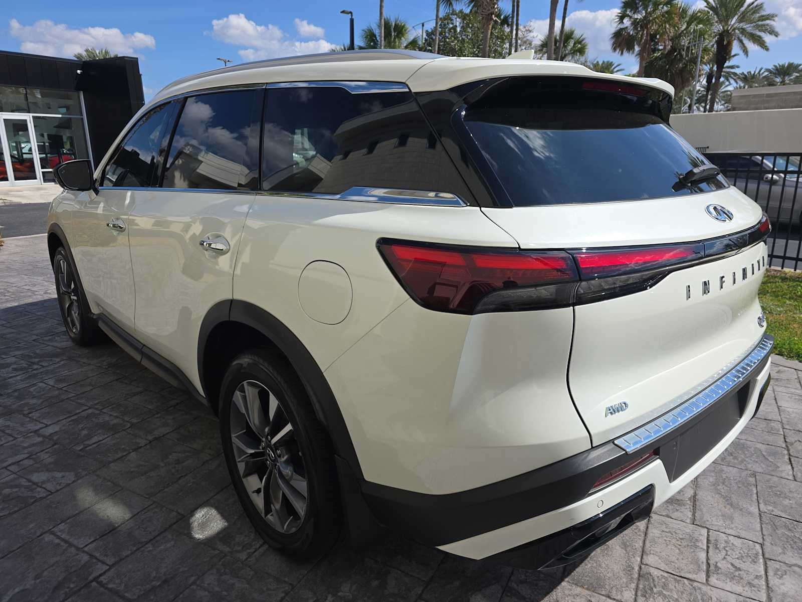 2023 INFINITI QX60 LUXE