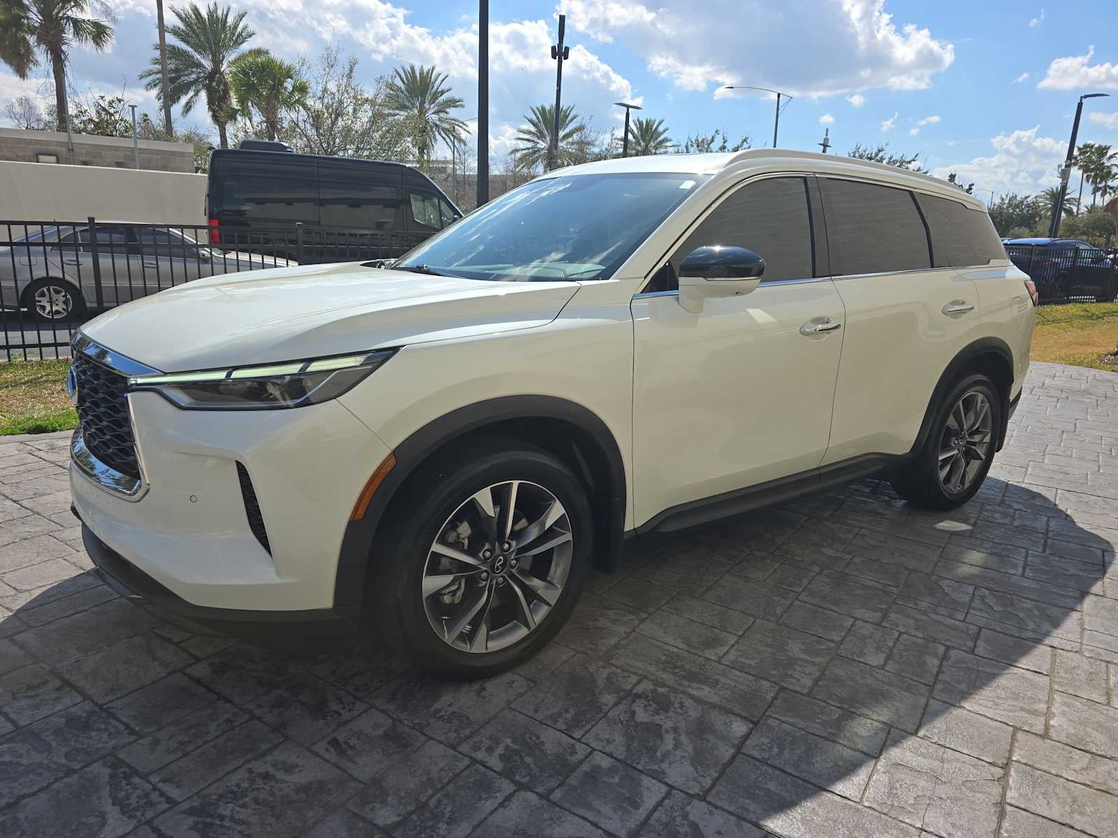 2023 INFINITI QX60 LUXE