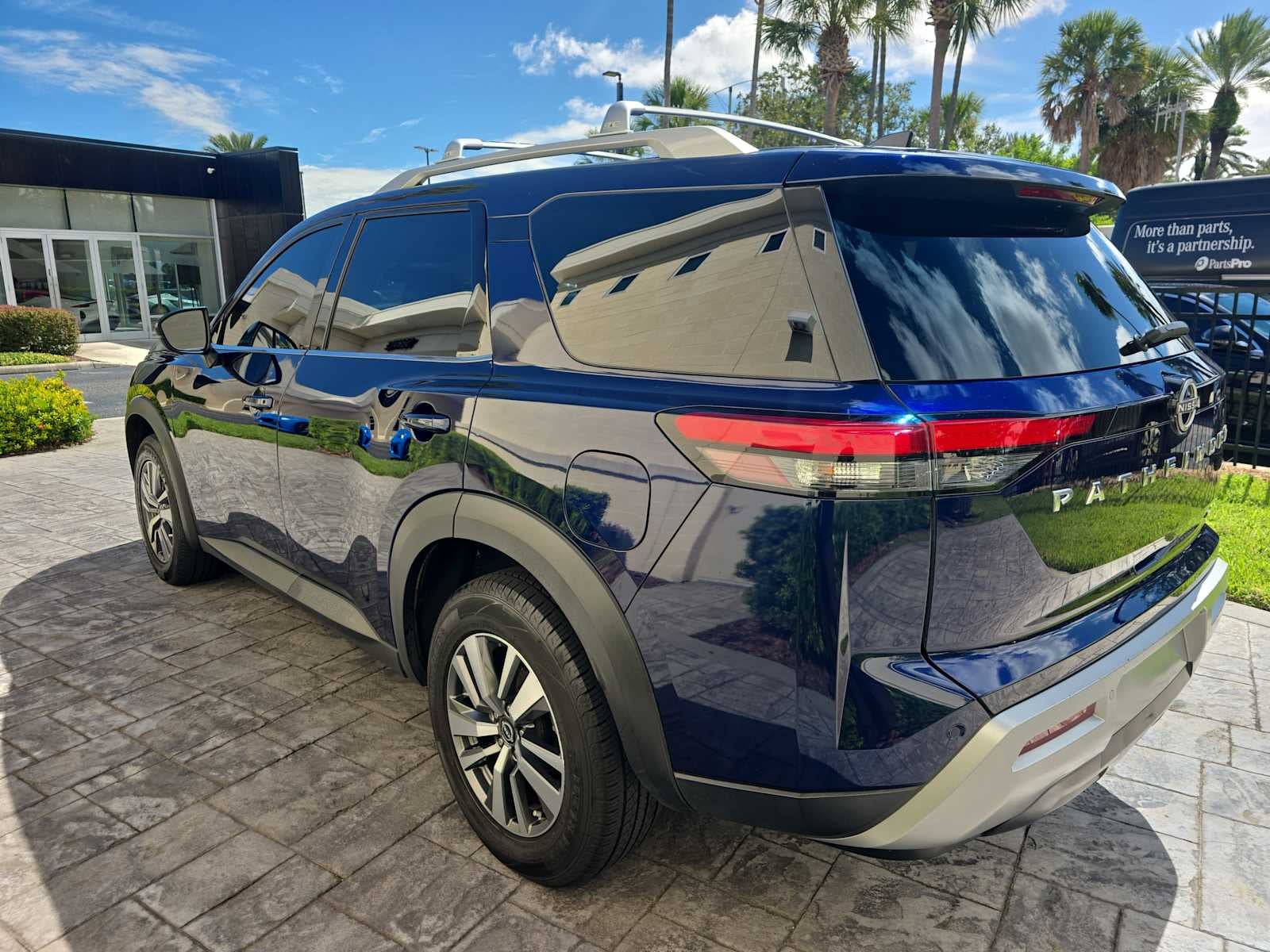 2023 Nissan Pathfinder SL