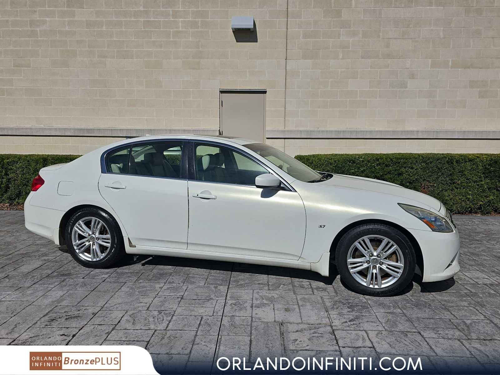 2015 INFINITI Q40 4dr Sdn RWD