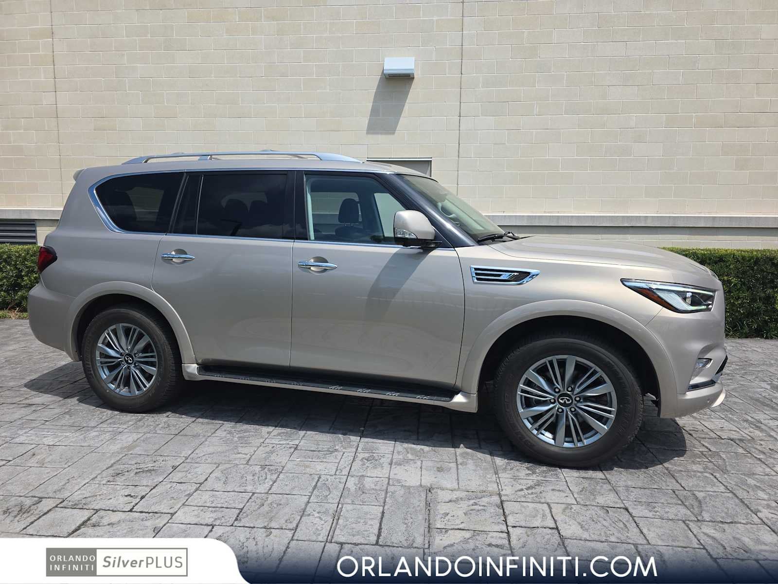 2024 INFINITI QX80 LUXE