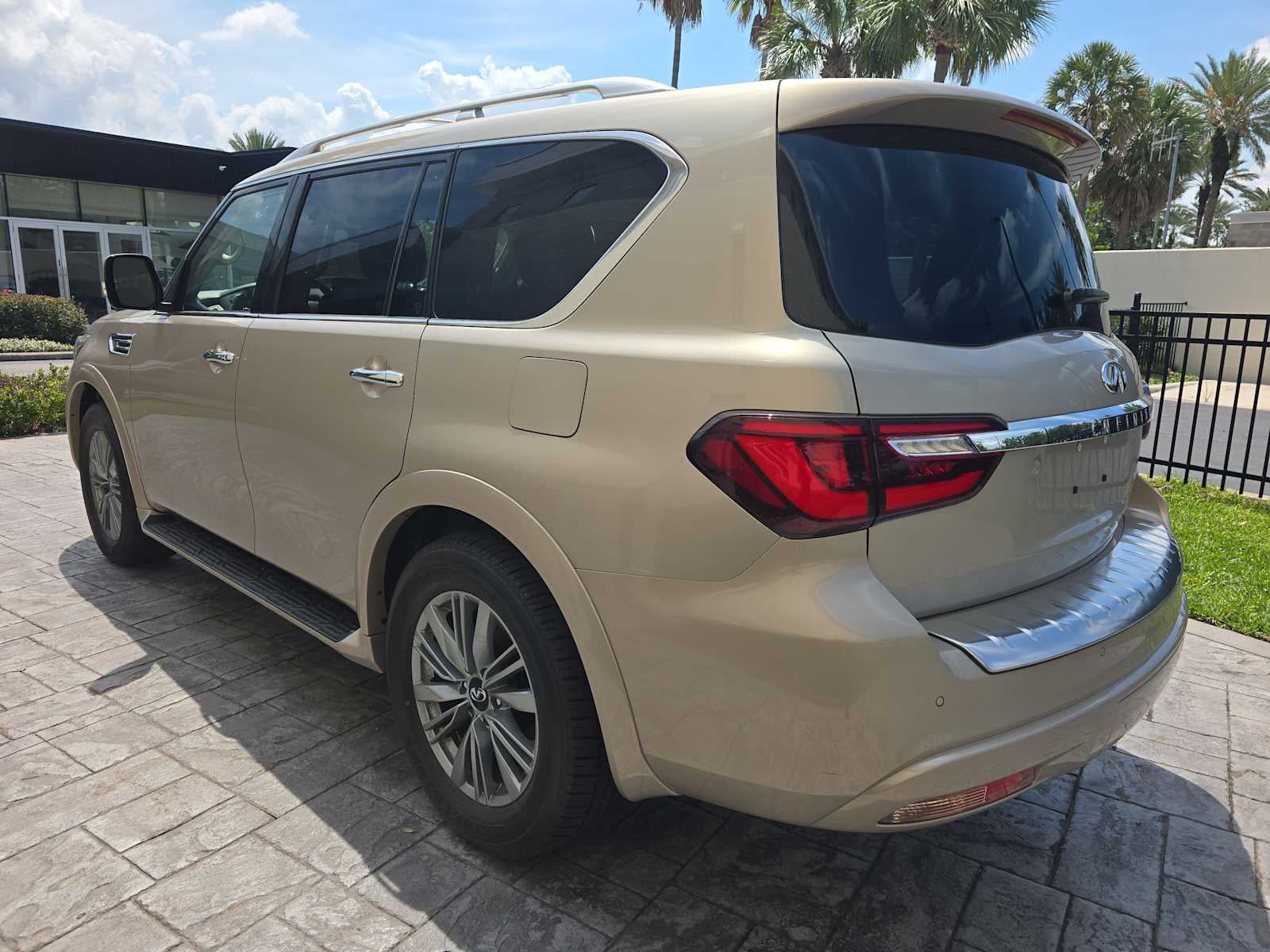 2024 INFINITI QX80 LUXE