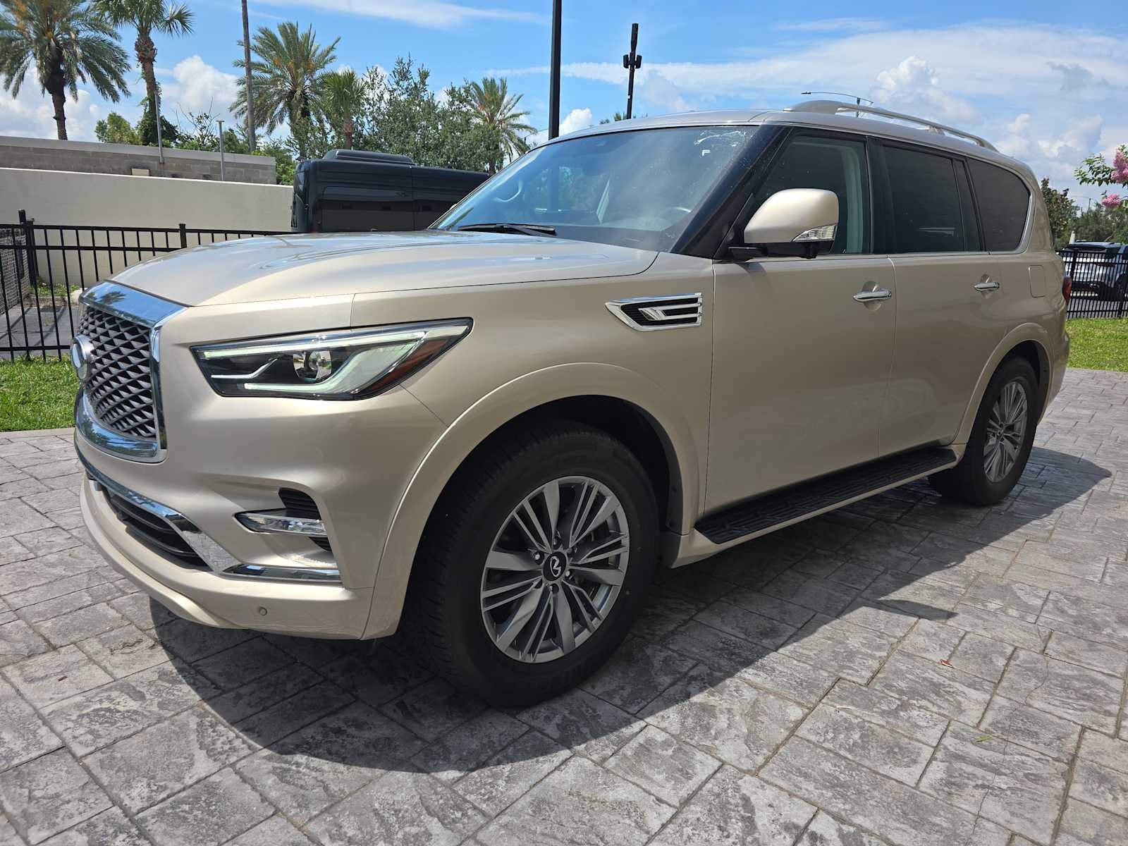 2024 INFINITI QX80 LUXE