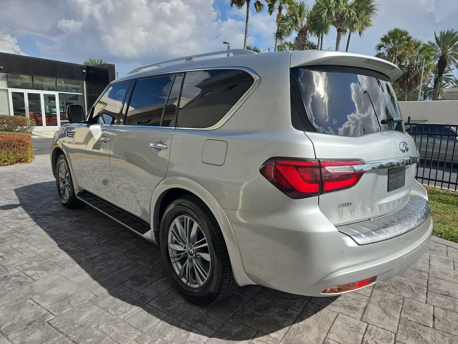 2021 INFINITI QX80 LUXE