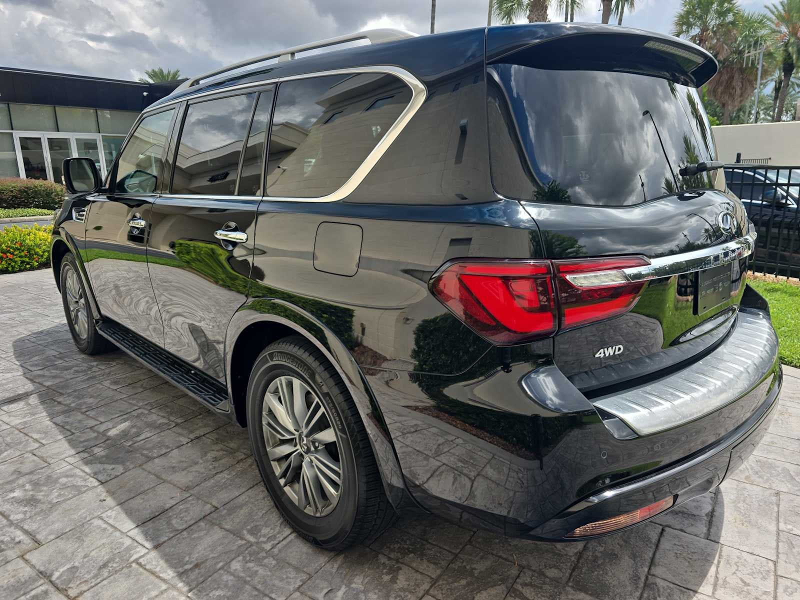 2021 INFINITI QX80 LUXE