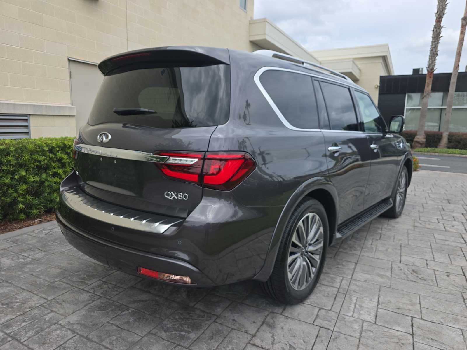 2024 INFINITI QX80 LUXE