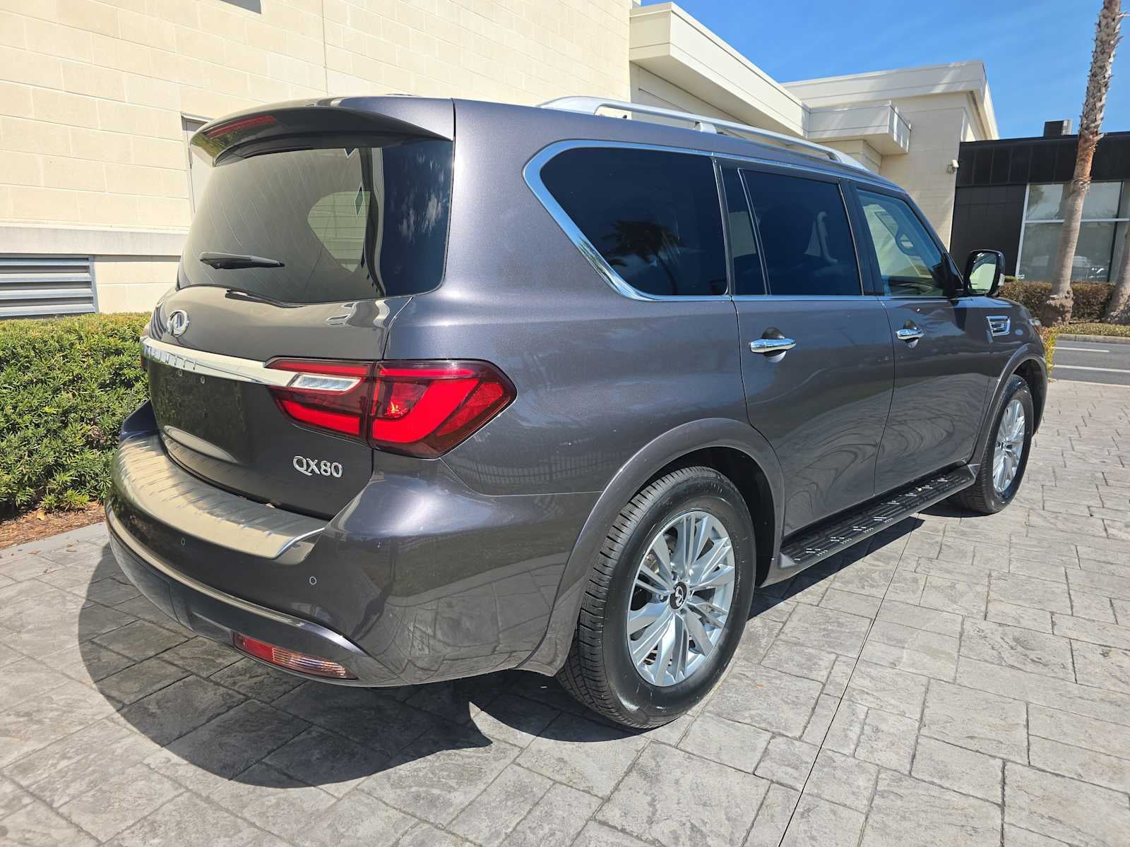 2024 INFINITI QX80 LUXE