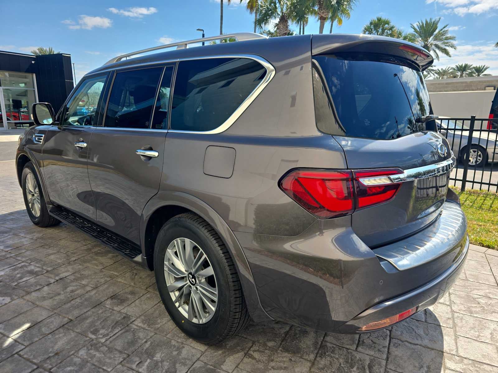 2024 INFINITI QX80 LUXE