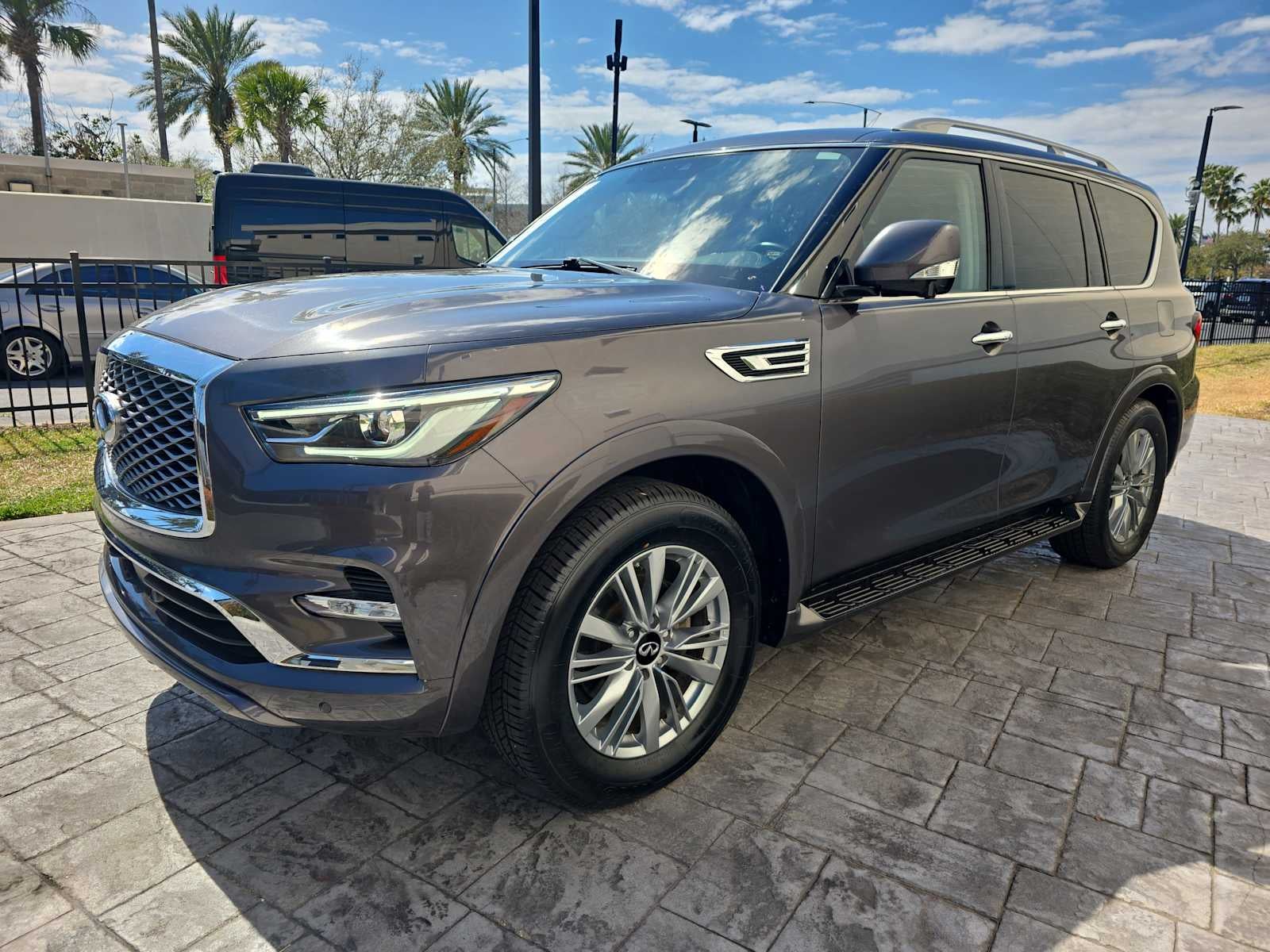 2024 INFINITI QX80 LUXE