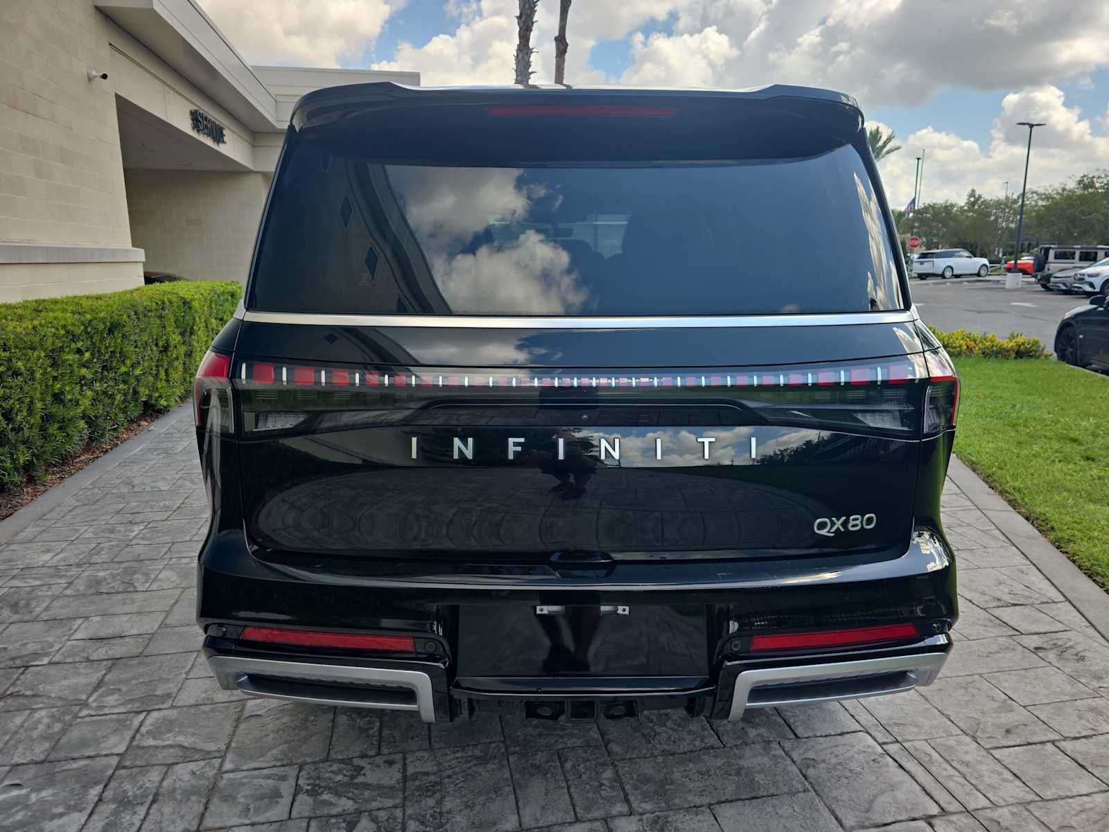 2025 INFINITI QX80 PURE