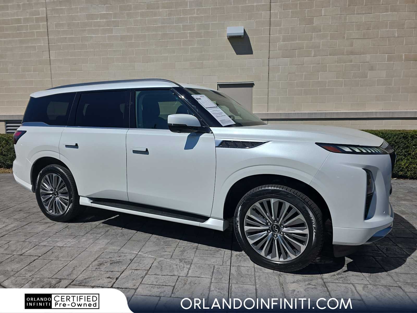 2025 INFINITI QX80 LUXE