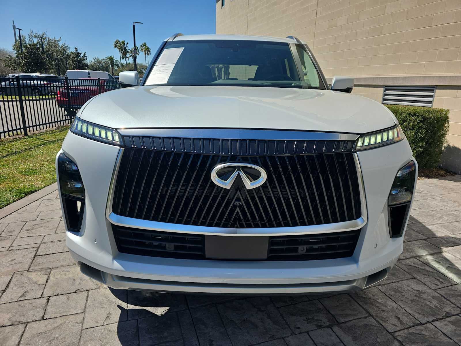 2025 INFINITI QX80 LUXE