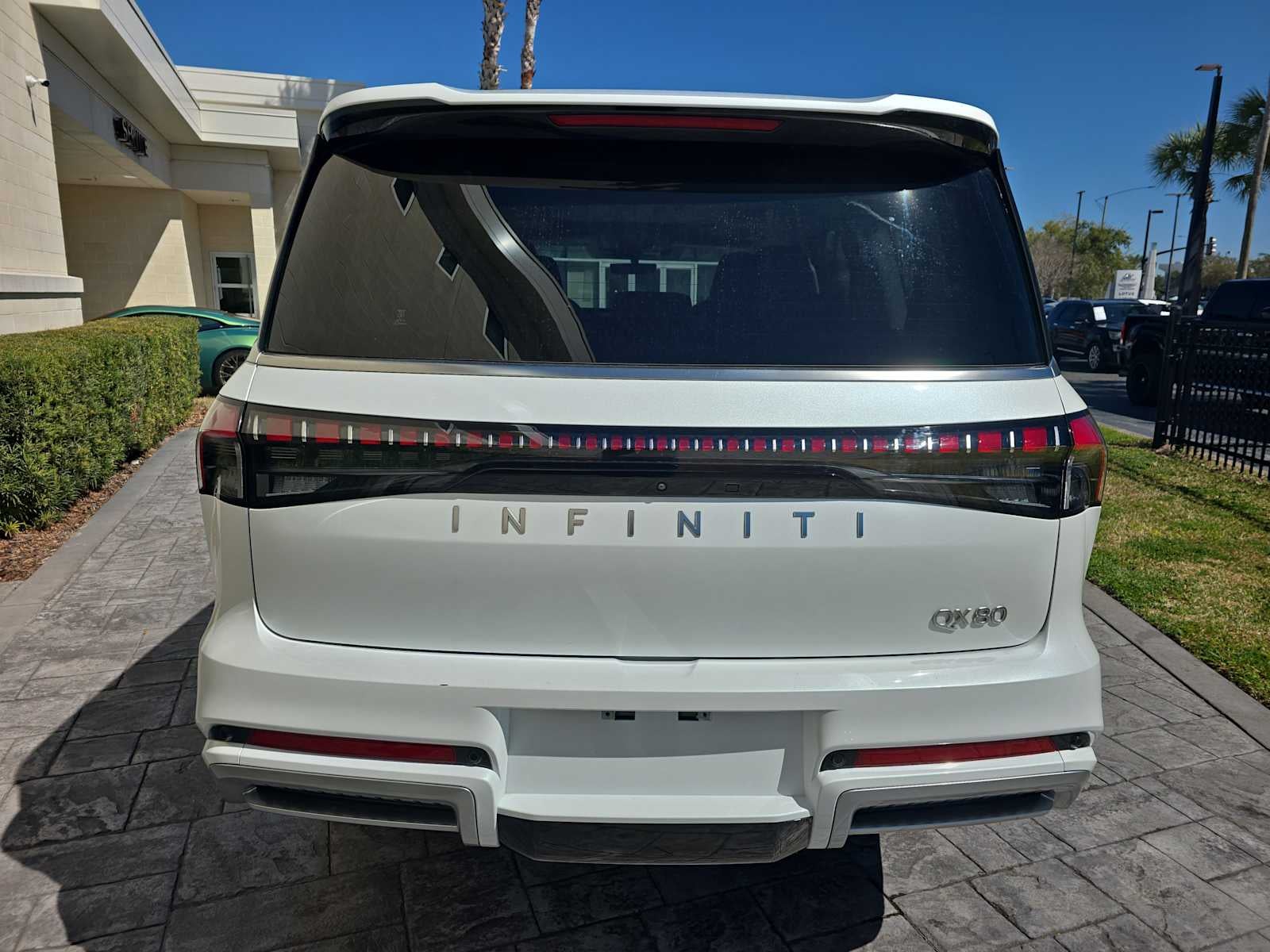 2025 INFINITI QX80 LUXE