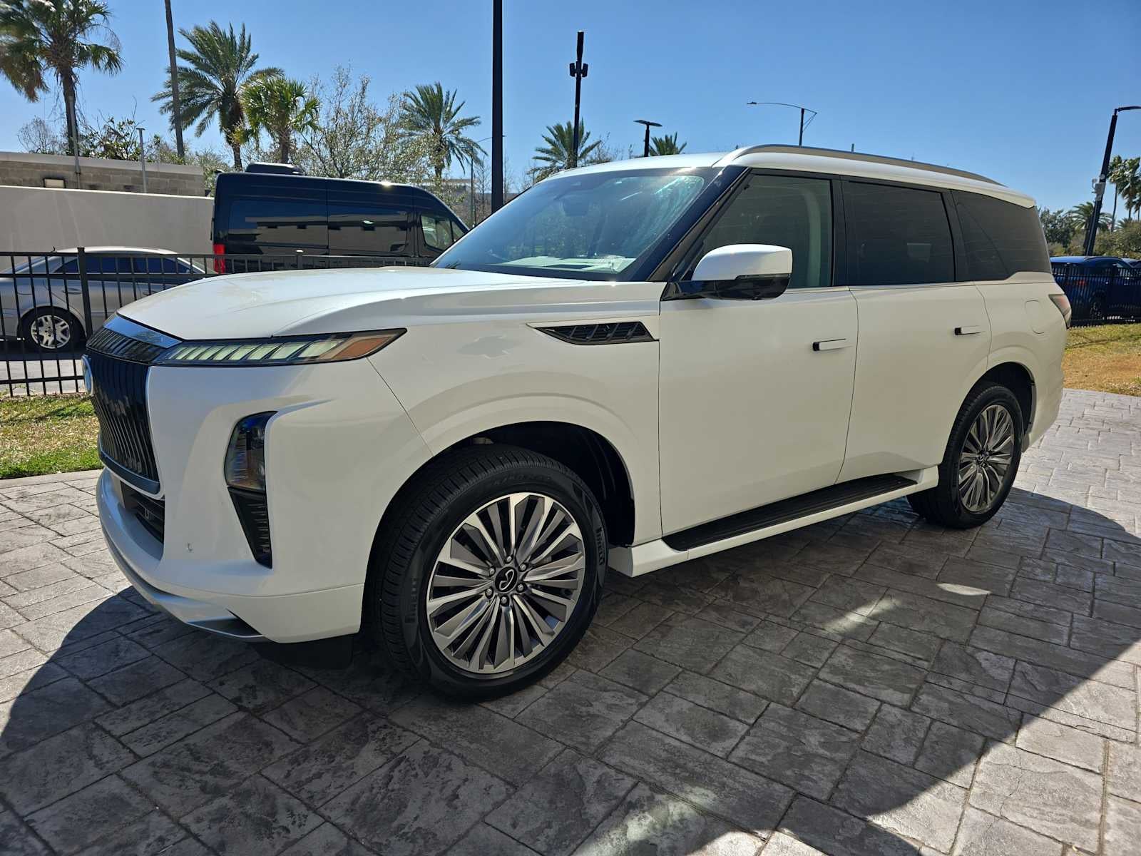 2025 INFINITI QX80 LUXE