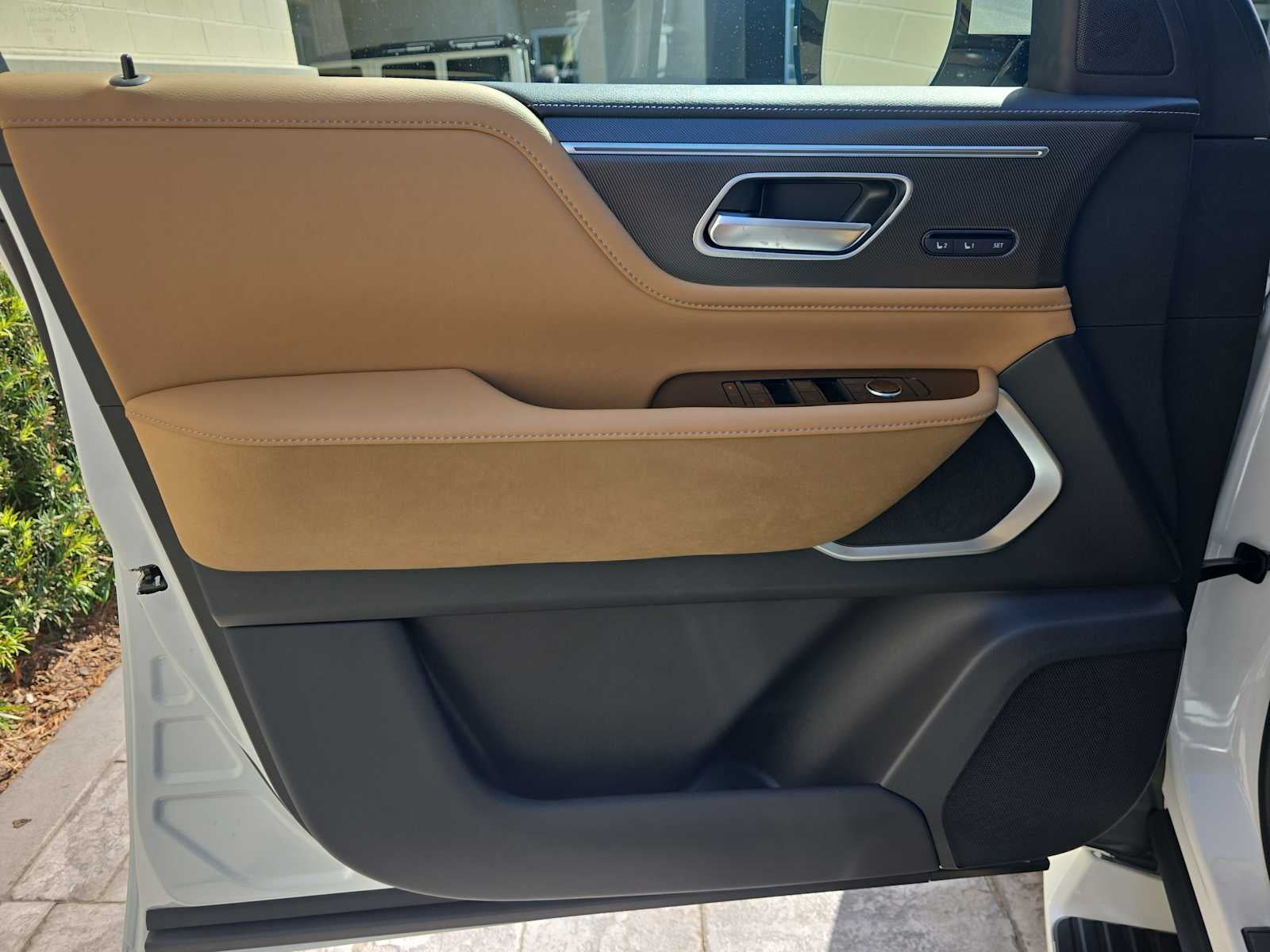 2027 INFINITI QX80 LUXE