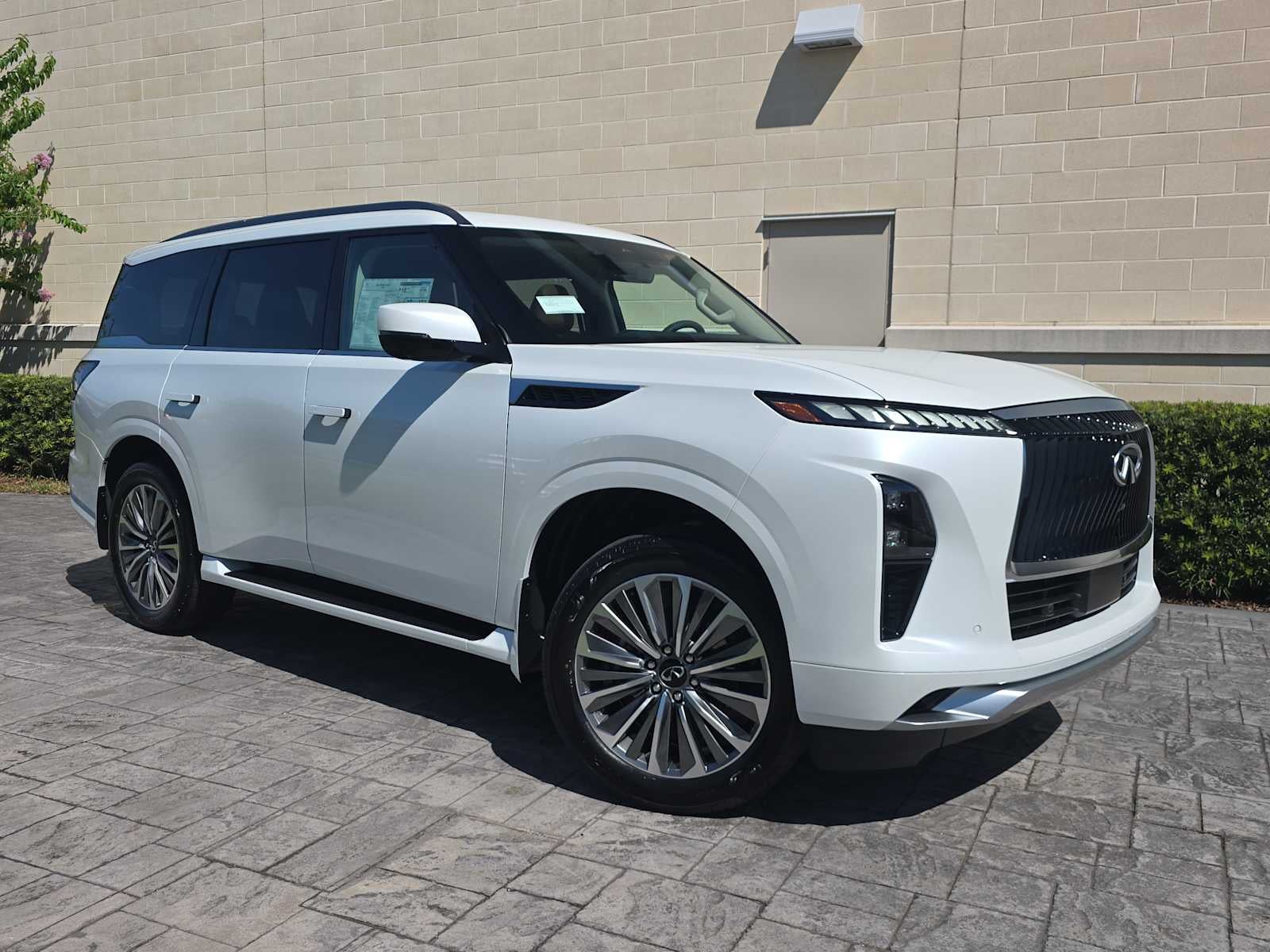 2027 INFINITI QX80 LUXE